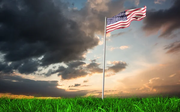 Bandera americana contra hierba verde — Foto de Stock