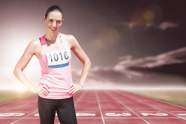Atletisk kvinde smilende og poserende - Stock-foto