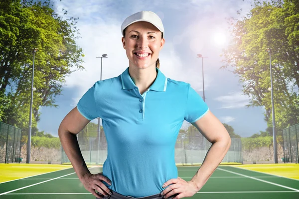 Sportswoman posing against tennis field — Stock Photo, Image