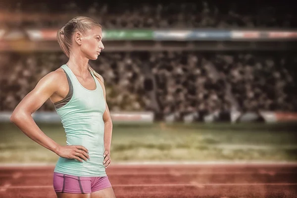 Sportvrouw permanent tegen de weergave van een stadion — Stockfoto