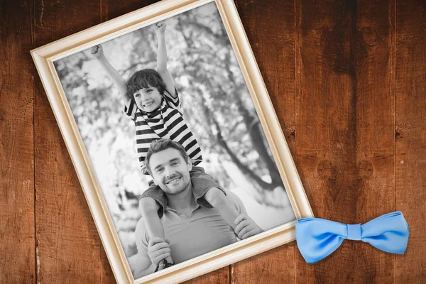 Отец носит счастливого сына на плечах — стоковое фото