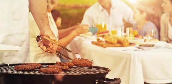 Barbecue-grill z wielopokoleniowej rodziny — Zdjęcie stockowe