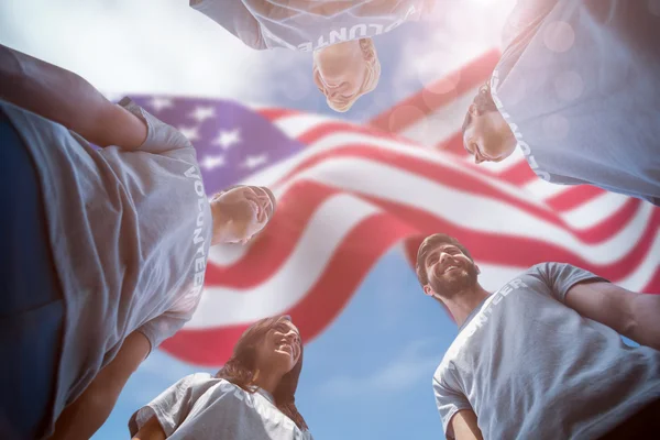 Freunde gemeinsam gegen US-Flagge — Stockfoto