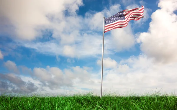 Bandera americana contra hierba verde — Foto de Stock