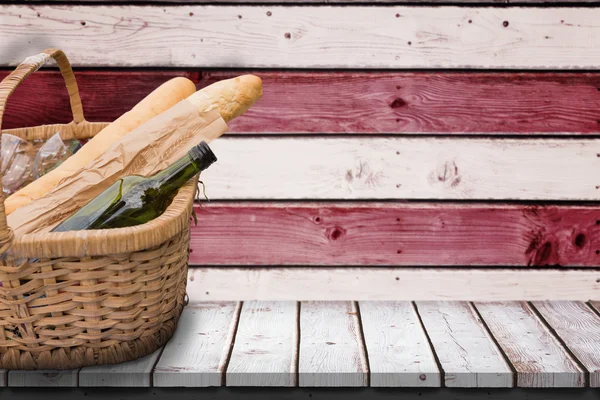 Vino y baguettes contra bandera de EE.UU. — Foto de Stock