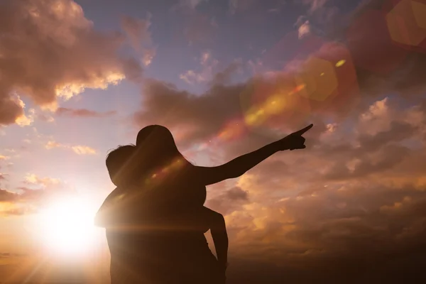 Uomo dando bella fidanzata maialino indietro — Foto Stock