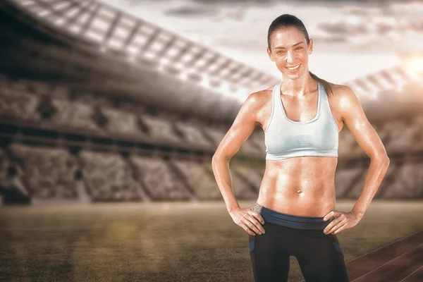 Mujer deportiva posando y sonriendo —  Fotos de Stock