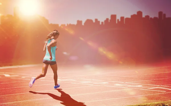 Olahragawan berlari melawan trek balap — Stok Foto