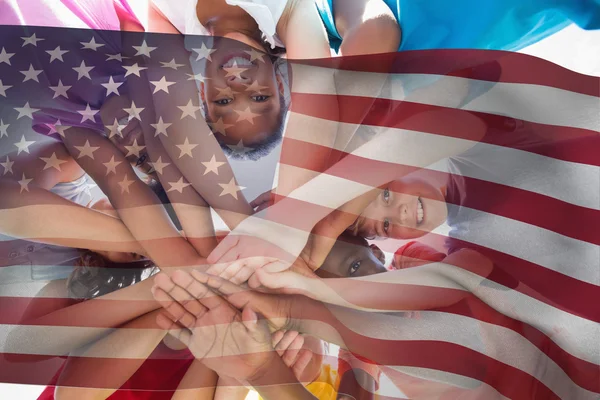 Çocuklara karşı Amerikan bayrağı — Stok fotoğraf