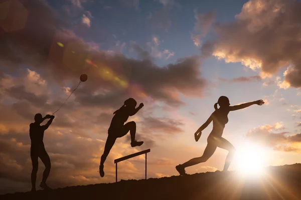 Esportes pessoas praticando contra nuvens — Fotografia de Stock