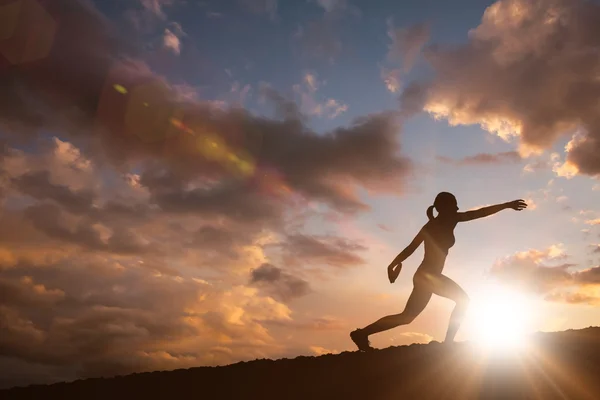 Sportvrouw praktiserende discus — Stockfoto