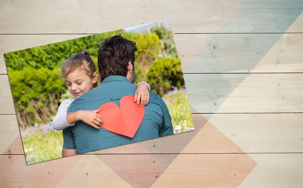 Hija dándole a papá una tarjeta de corazón — Foto de Stock