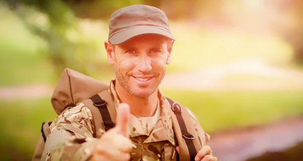 Hombre del ejército con pulgares arriba — Foto de Stock