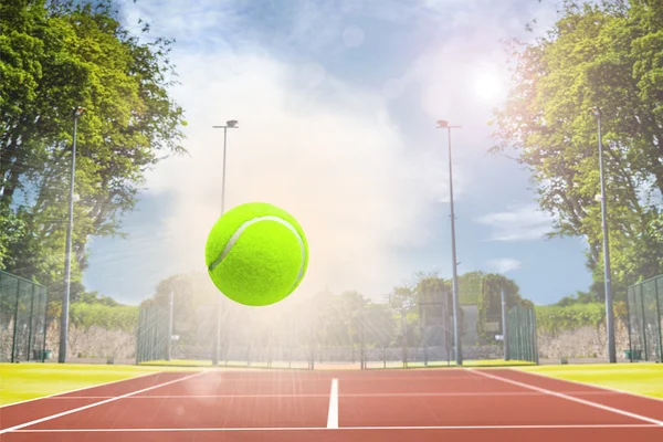 Tennisboll med en spruta — Stockfoto