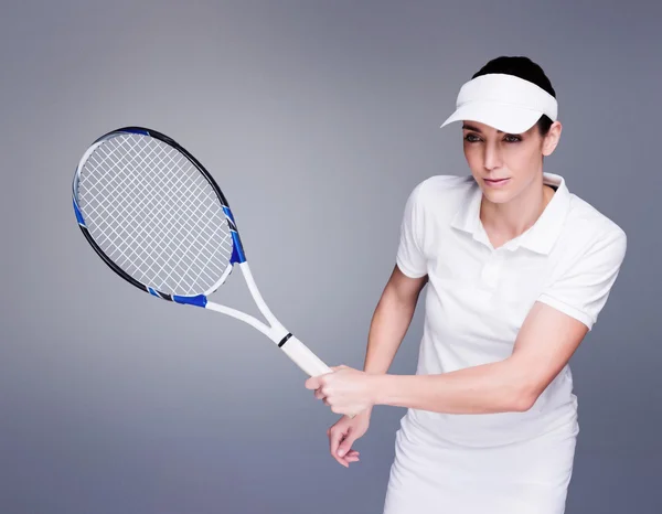 Athlète féminine jouant au tennis — Photo