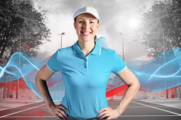 Årets idrottskvinna poserar mot tennis fält — Stockfoto