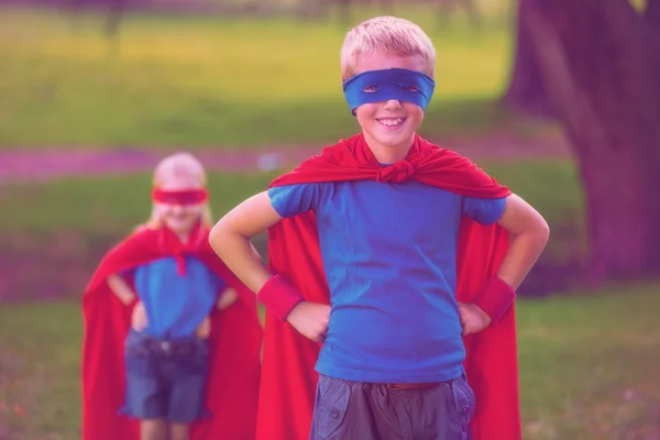 Broer en zus doen alsof ze superheld — Stockfoto