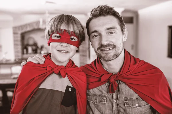 Vader en zoon voorwenden om superheld — Stockfoto