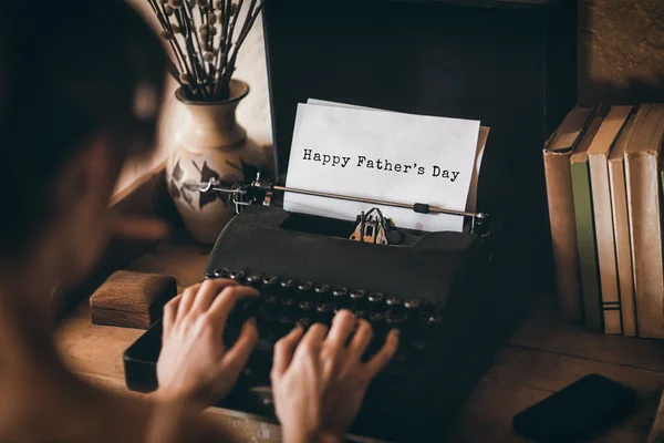 Woman using a typewriter — Stock Photo, Image