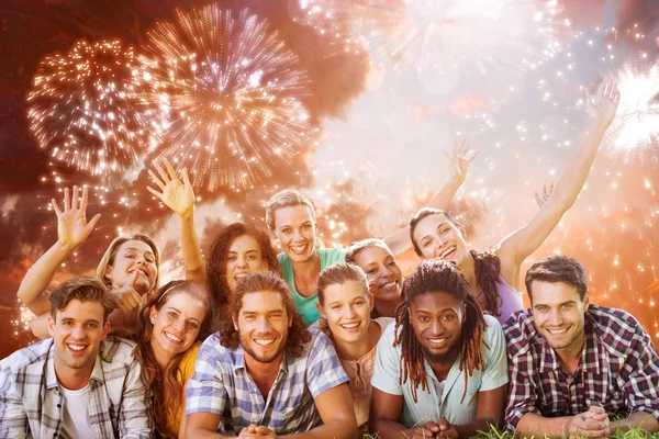 Amigos contra fogo de artifício colorido — Fotografia de Stock