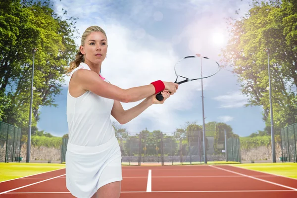 运动员用网球拍打网球 — 图库照片
