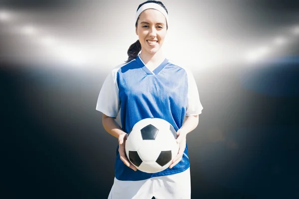 Mujer sosteniendo pelota de fútbol —  Fotos de Stock