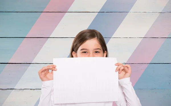 Carino bambina mostrando carta — Foto Stock