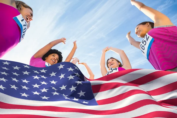 Americká vlajka vlnící se proti běžci — Stock fotografie