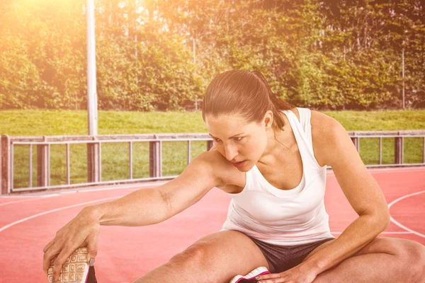 Sporcu kadın onun hamstring germe — Stok fotoğraf