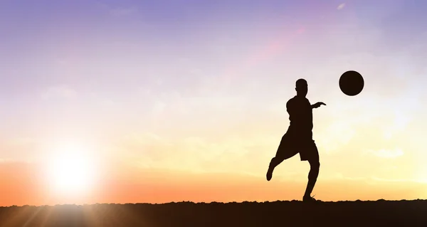 Jugador de fútbol contra las nubes — Foto de Stock