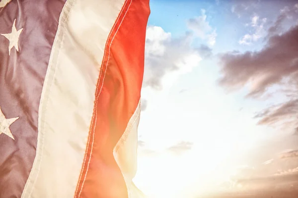 Ons vlag tegen bewolkte hemel — Stockfoto