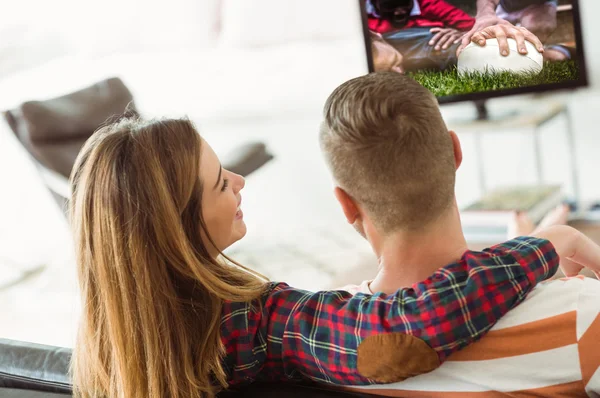 Niedliches Paar entspannt auf der Couch — Stockfoto