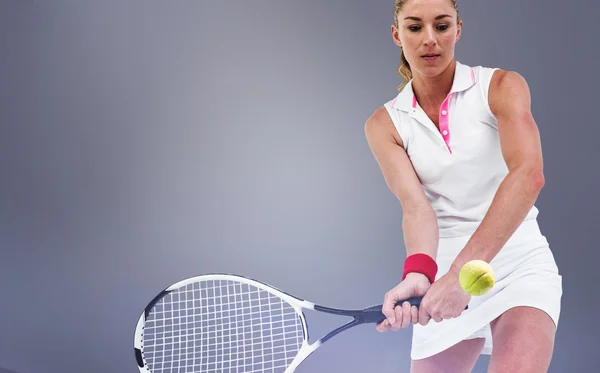 Athlète jouant au tennis avec une raquette — Photo