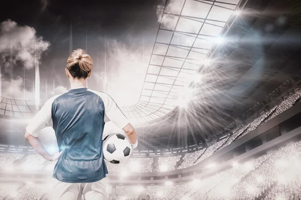 Композиционное изображение женщины-футболиста, позирующей сзади — стоковое фото
