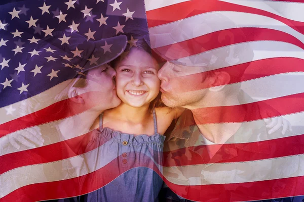 Soldier couple reunited with their daughter — Stock Photo, Image