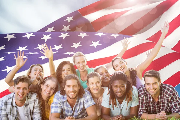 Amigos contra bandera americana — Foto de Stock