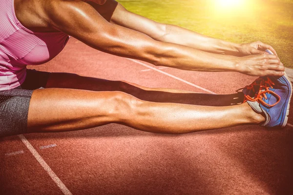 Sportlerin dehnt ihre Muskeln — Stockfoto