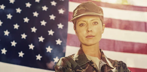 Soldat står framför amerikanska flaggan — Stockfoto