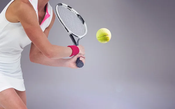 Athlète jouant au tennis avec une raquette — Photo