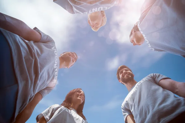 Faible angle de vue des amis ensemble — Photo