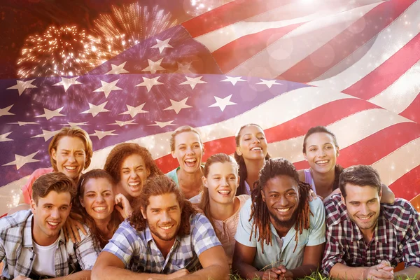 Freunde gegen buntes Feuerwerk — Stockfoto