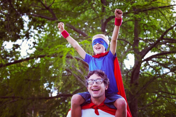 Отец и сын, одетые как супермен — стоковое фото