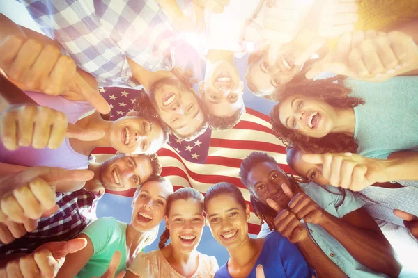 Vista de ángulo bajo de amigos juntos — Foto de Stock