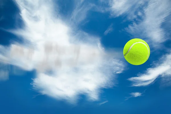 Tennisboll med en spruta — Stockfoto