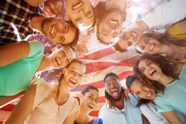 Amigos contra bandeira americana — Fotografia de Stock