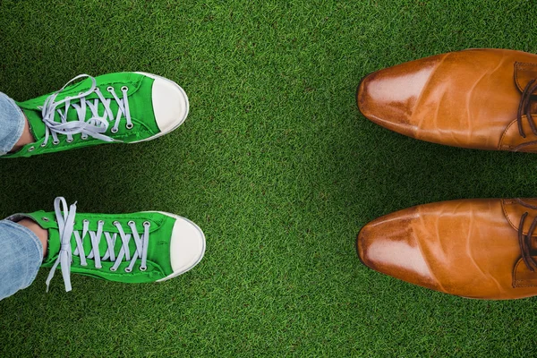 Casual schoenen tegen groen gras — Stockfoto