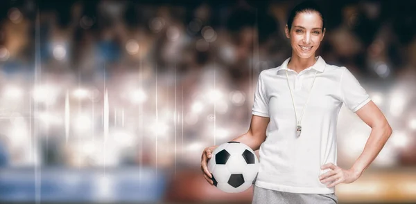 Atleta femenina sosteniendo una pelota de fútbol —  Fotos de Stock