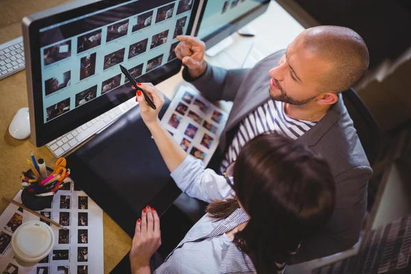 Collega's bespreken over computer bureau — Stockfoto