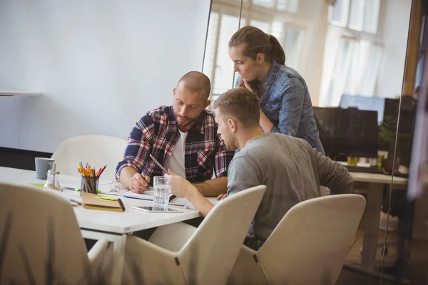 Empresário discutindo com colegas — Fotografia de Stock