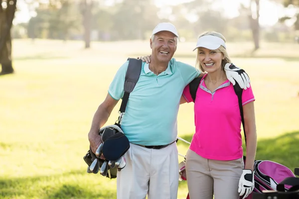 Madura golfista casal com braço ao redor — Fotografia de Stock